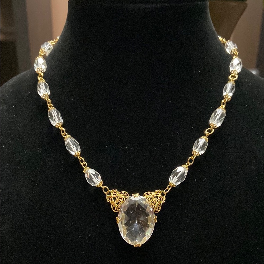 Elegant Gold and Crystal Necklace